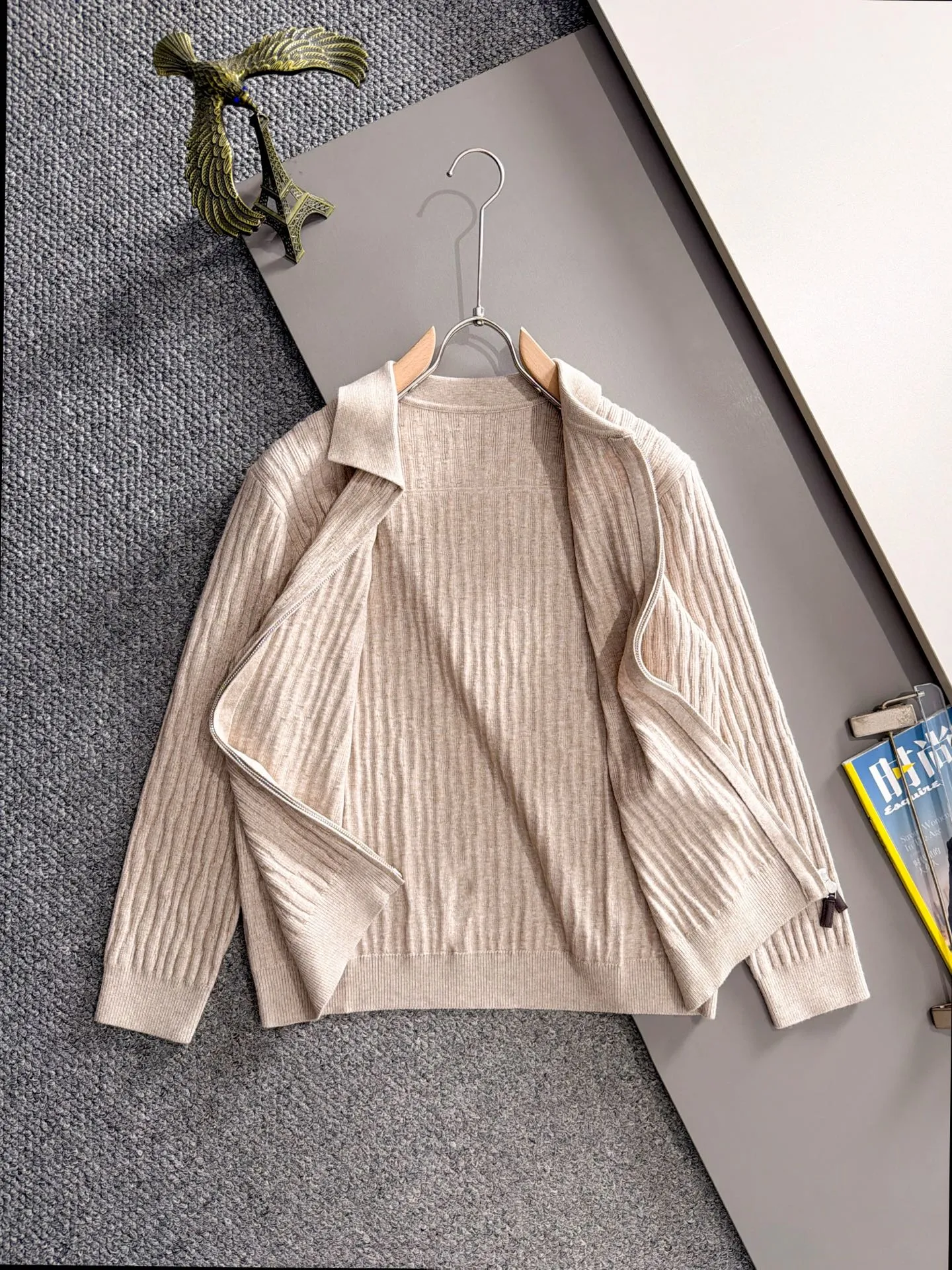 The latest knitted sweater jackets from Balenciaga’s official autumn/winter 2026 website are now on sale at the counter for Hot Sale! Specially made of wool blended fabric. It feels comfortable and can be directly in contact with the skin. The logo badge is exquisitely embroidered, which is extremely eye-catching! The details highlight the fashionable charm of big brands. Exquisite workmanship. Three-dimensional cutting style. The wearing effect is invincible and handsome! All three standards are complete! Sizes:M-3XL
